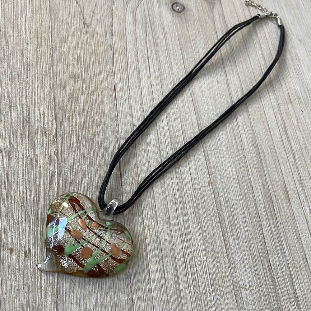 Glass heart-shaped pendant necklace - Picture 4 of 7